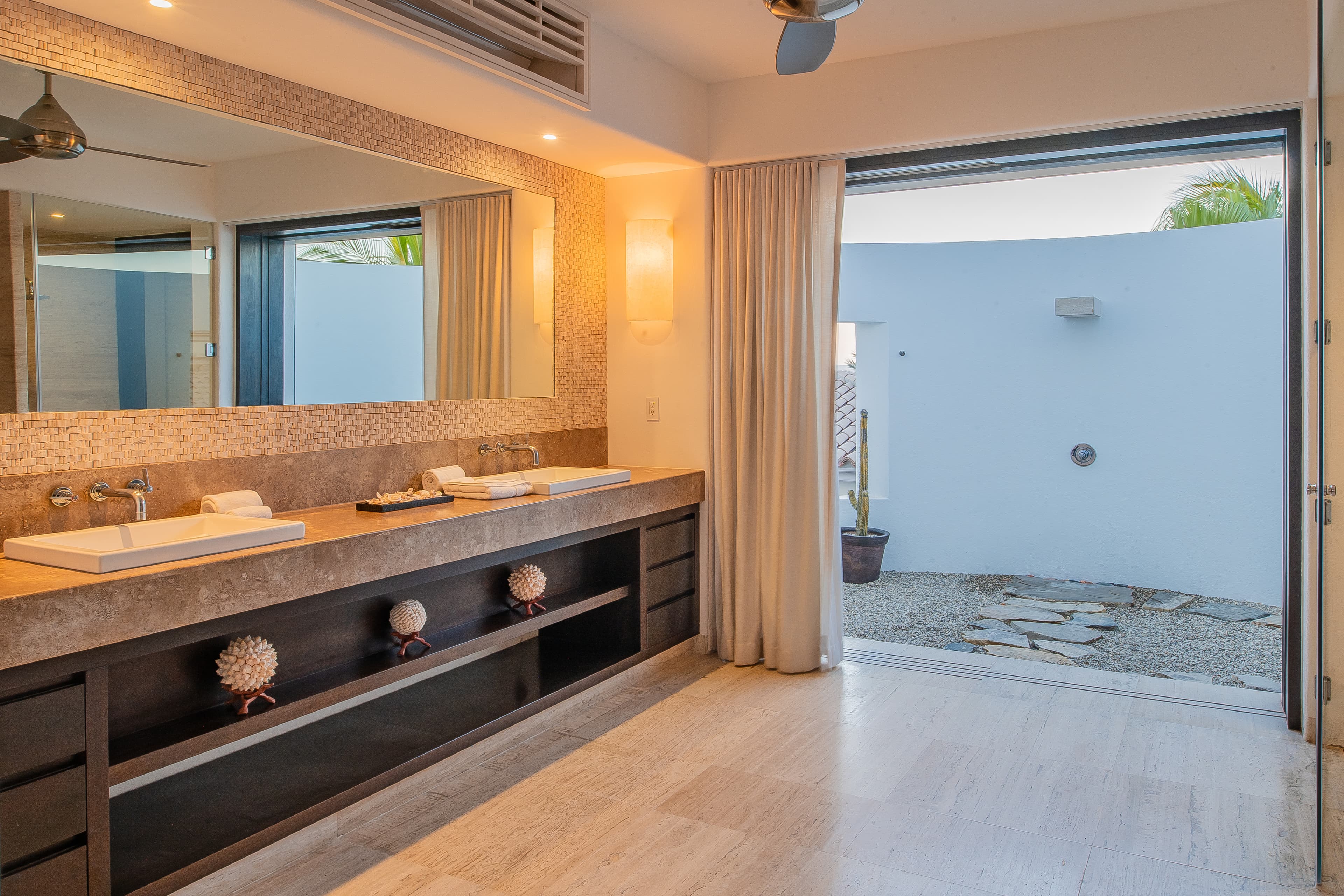 Bathroom 1 (Master ensuite) · DSC02382